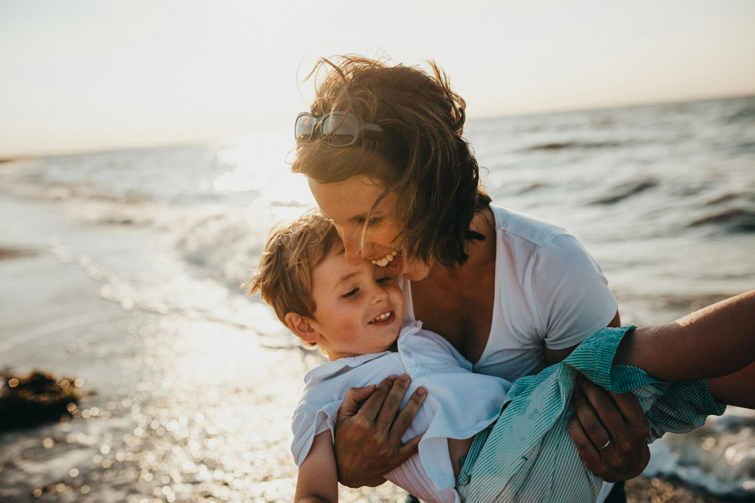 mom-carrying-son-xavier-mouton-photographie-unsplash