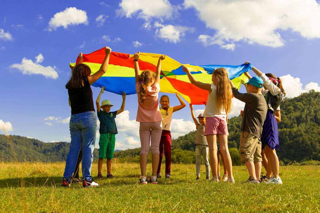 kids-forming-cicles-artem-kniaz-unsplash